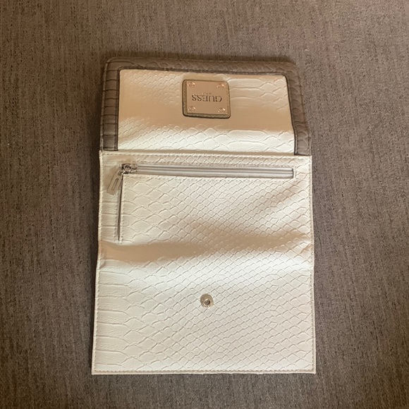 Guess wallet - Picture 3 of 8